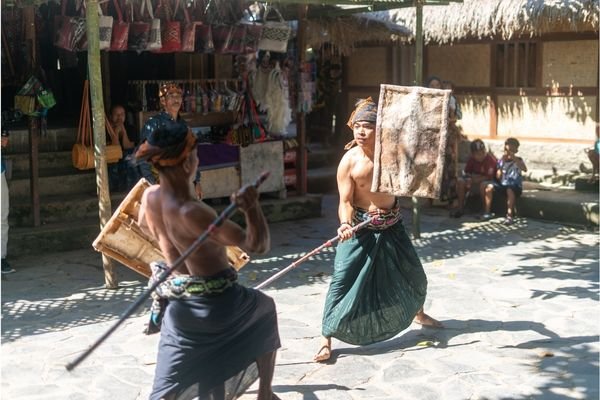 pementasan-peresean-untuk-wisatawan.jpg