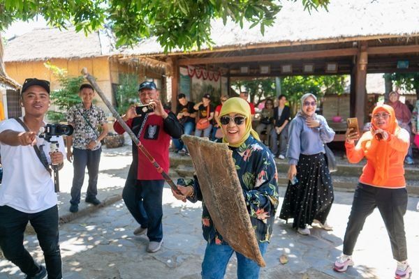 wisata-peresean-desa-sade-lombok.jpg
